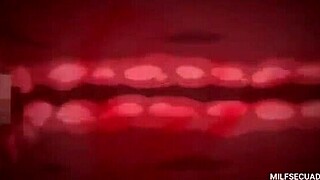 सास सौतेले बेटे को चूसती है जबकि वह चीनी वीडियो देखता है?