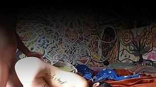 فتاة صغيرة تُنيك بعنف، تختنق على الألعاب وهي منحنية، ترذاذ بقوة أثناء الديبثروت