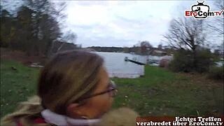 Želiš videti nemško MILF v javnem seksu v gozdu?