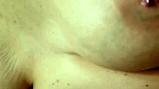 По дяволите! Блондинка милф чукана силно на бански плот 2Хот!