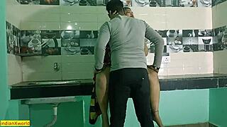 हॉट इंडियन भाभी ने रैंच पर जवान लड़के के साथ स्टीमी रोलप्ले सेक्स किया