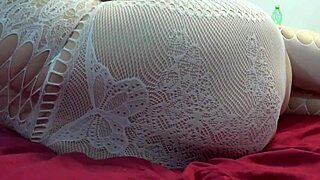 Şişman milf muhteşem doğal memelerini sergiliyor