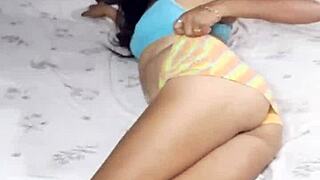 Keponakanku bikin double penetration pake dildo buat godain aku!