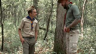 Tall vedoucí skautů barebackuje pannu twinka v lese, tak horký!