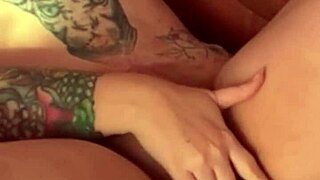 Smyslná milf se mazlí s chlupatou kundičkou na pohovce