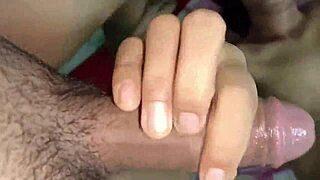 Špricala sem na sebe zaradi tega velikega kurca, ki je jebal mojo obrito pičko