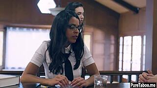 Jolie vierge étudiante 18+ piégée dans un trio sauvage avec de grosses bites.