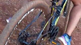 בחורה ישראלית נתפסה רוכבת על אופניים עירומה בברזיל מוותרת על התחת הצר שלה 😜