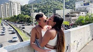 وجدت رجلاً ساخناً وأخذته إلى المنزل لضرب مؤخرته الضيقة عند النافذة