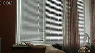 Kåt MILF strippas vid fönstret för ung make