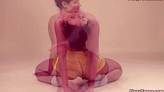 柔軟な美女ポリーナ・バルナがデカ尻と巨乳を披露