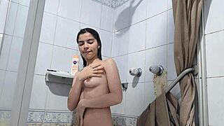 Hän panee häntä Floridan kylpyhuoneessa suihkussa 😍 kuuma nuori nainen 18+ seksi.