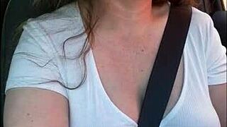 Čudovita milf konča močno pri McDonald's drive-thru