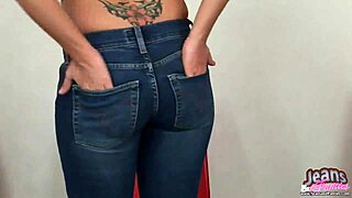 डेम! 18 साल की रेडहेड कैरोलाइना टाइट जींस में पैंटी फ्लैश करती है आउटडोर्स!