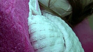 아시안 베이비가 큰 가슴에 블로잡하고 페이셜 주는 풀 버전 봐봐