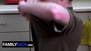 داكوتا لوفيل الشاب الجائع يتذوق زب عملاق للإفطار مع نيك بدون واقي