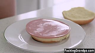 Ung jente blir boret av creepy gammel ste-bestefar i tabu-møte