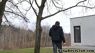 Europejski twink amator bzykany na zewnątrz w dzikiej akcji! Surowo i blisko!