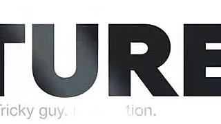 Fräck kille drar in en bröstig mogen i hård soffsex!