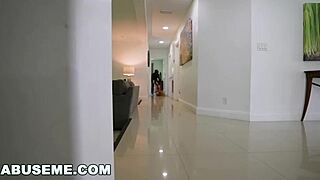 Khloe Kapri könyörög Danny Steele-nek intenzív anál baszásra.