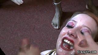 Blondýnka babe se utopí ve sprškách během divoké blowbang seance.