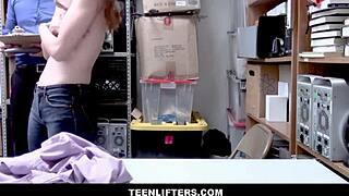 青少年小偷！伊兹·拉什，小巧18+金发小偷，与保安达成淘气交易！