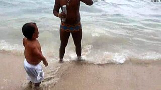 ว้าว! หญิงสาวชายหาดอยากได้ดวอร์ฟทีวีสตาร์ Zezinho Teves กับ Paty Bumbum!