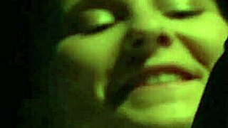 青少年在激烈BDSM束缚中猛烈射精，带着变态顺从