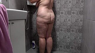 숨겨진 카메라가 성숙한 아내의 통통한 몸매 샤워 장면 촬영