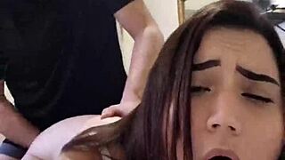 العاهرة الساخنة تأخذ قضيب كبير من الخلف في مؤخرتها الضيقة، تتوسل لتُسمى بأسماء قذرة!