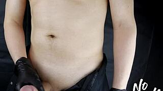 Varför vill min mistress att jag i handskar onanerar den feta kuken för orgasm?