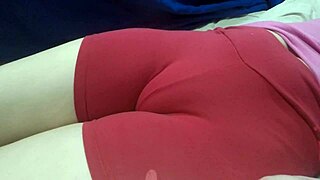 Cewek Muda Pakai Celana Pendek Ketat Diremas Cameltoe-nya di Jalan Sama Fans