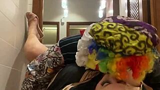 Milf Lila Lovely chupa e fode Gibby o palhaço no banheiro público