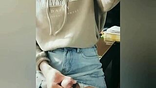 这可爱小妞能在公共场合自慰到高潮吗？