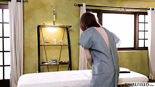 طبيبة ميلف بصدر كبير تُحفر بقوة من قبل تيغيرلز جياع!