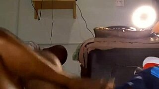 MILF Ebony dapat creampie penuh