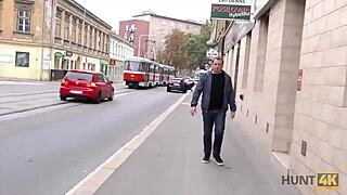 Mec, Hunt4k a cette blonde mignonne avec sa chatte rasée qui crie pour une grosse baise dure