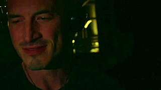 Gay podcaster s obrovským ptákem vrtá těsnou prdel svého fanouška.