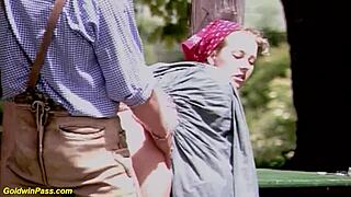 בת החקלאי מקבלת אנאל קשוח בחוץ