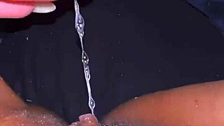 Latinska punčka Lua Doidera razkazuje svojo obrito pičko z dildom