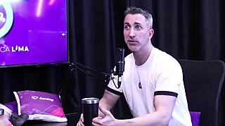 Aku suka Gustavo Asbach pakai merah tipis, hot banget