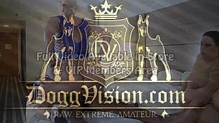 Madrasta y padrastro dominan con charla sucia en perrito a MILF de tetas grandes