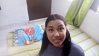 Kalçalı kolej kızı sıkı kıçında sert sik istiyor