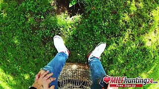 Milf hunter drbne tetovanú Harleen Van Hynten v berlínskom parku