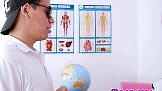 Wow! Perverssit oppilaat nussivat kuumaa opettajaa Thaina Fieldsia!