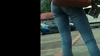 Candid ebony tiener 18+ in strakke jeans