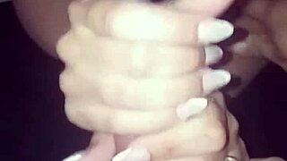 مص على صدر كبير حتى زوجتي العاهرة تنزل