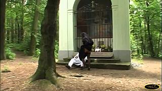 कब्रिस्तान में एक नन ने गुजरते डॉक्टर को चोदने से खुद को रोक नहीं पाया, जंगली कहानी!