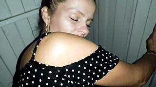 Чувствах се толкова изгубена, чакайки влака, докато не получих горещ кур и огромно свършване на публично място