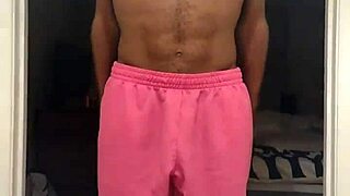 वर्कआउट वाइल्ड हो गया मेच्योर ब्रूनेट के साथ और बेयरफुट जिम ऐक्शन?